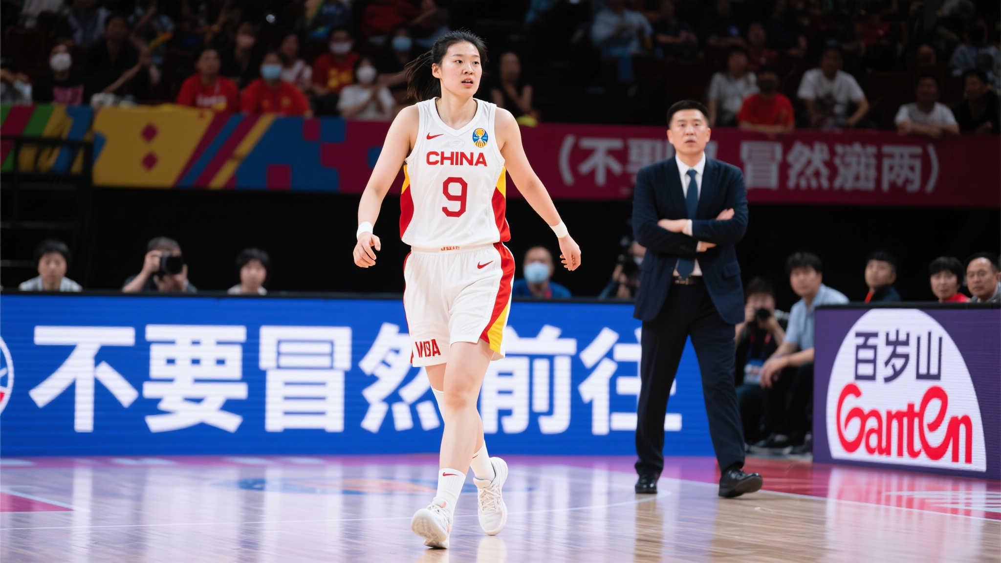 张子宇计划进军WNBA,杨毅及多位媒体人建议三思而后行。 女篮新星张子宇近日表达了自己想要进军WNBA的愿望